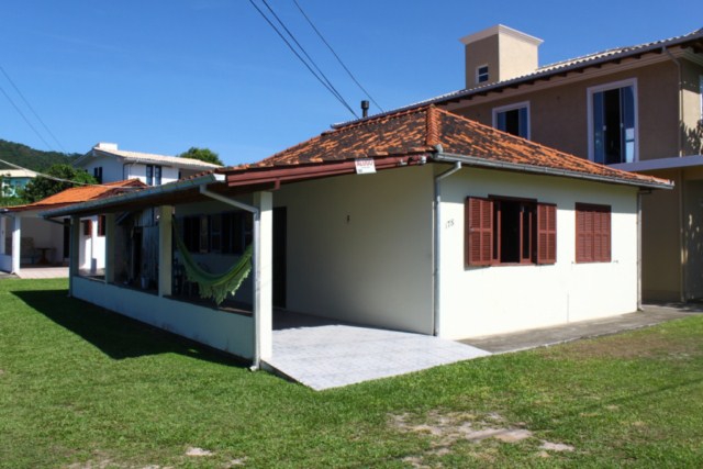 Casa Com 3 Quartos, 1 Banheiro, Sala E Cozinha, Mobiliada - Zeferino